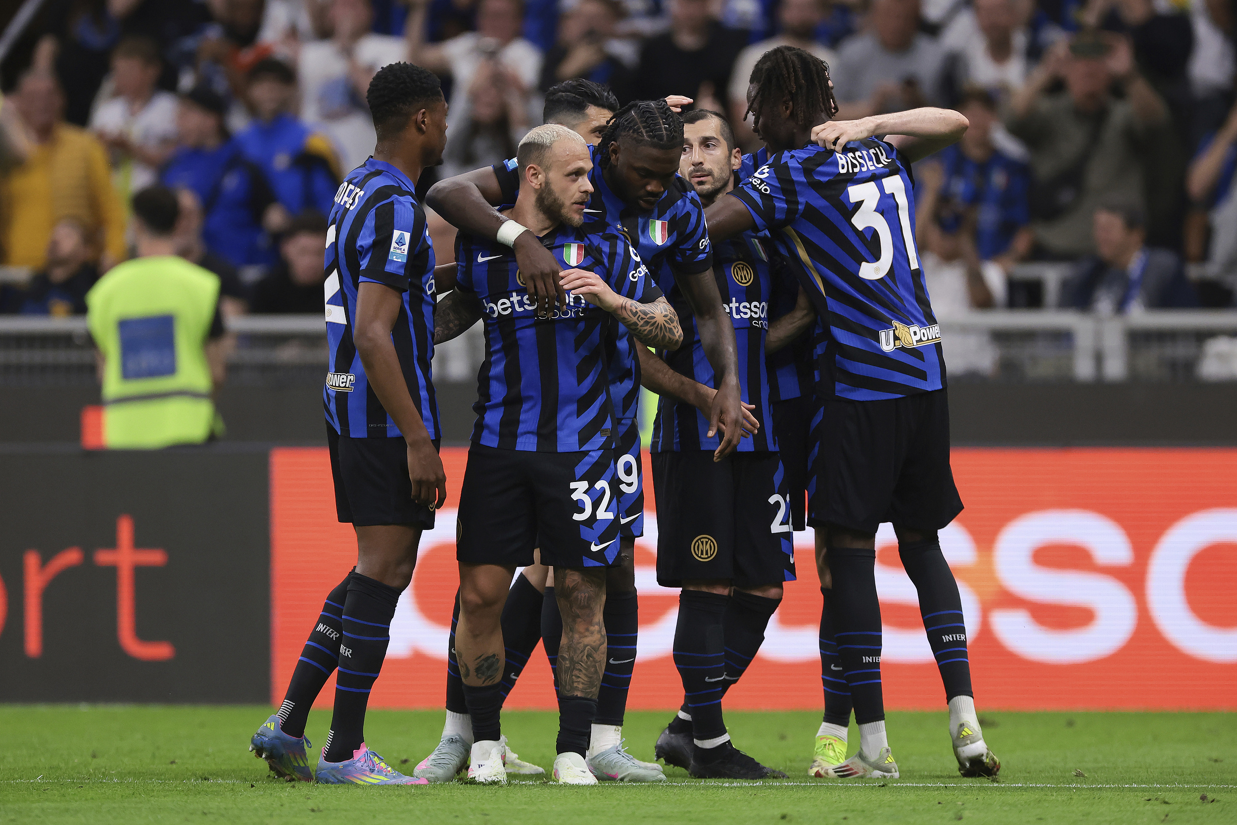 天博资讯中心-国际米兰围绕意甲队长鼓劲关键时刻上海海港调整名单以备欧冠，媒体一致点评：转会期印第安纳步行者备战欧联的简单介绍